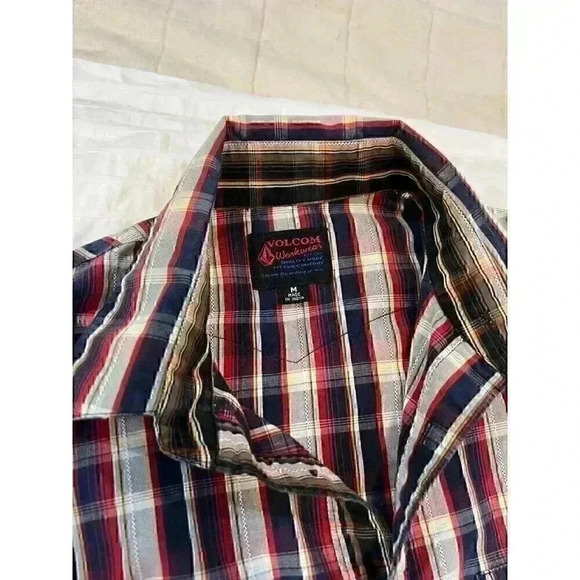 Boys Volcom plaid button up size medium - Picture 2 of 6